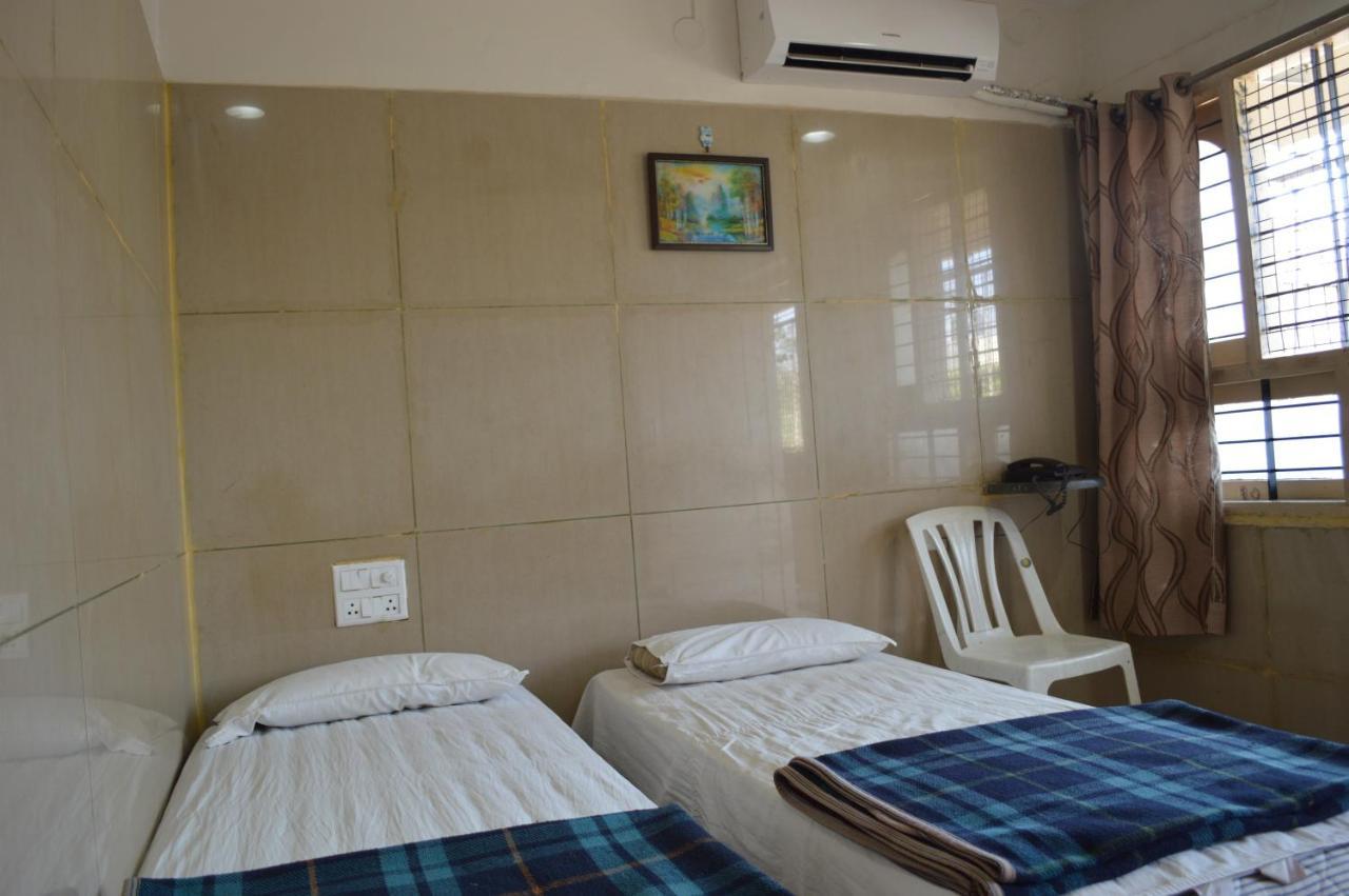 Mourya Deluxe A/C Lodge Chitradurga Exterior photo