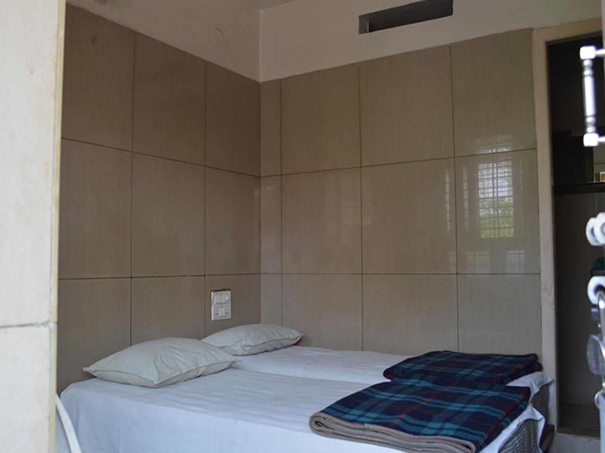 Mourya Deluxe A/C Lodge Chitradurga Exterior photo