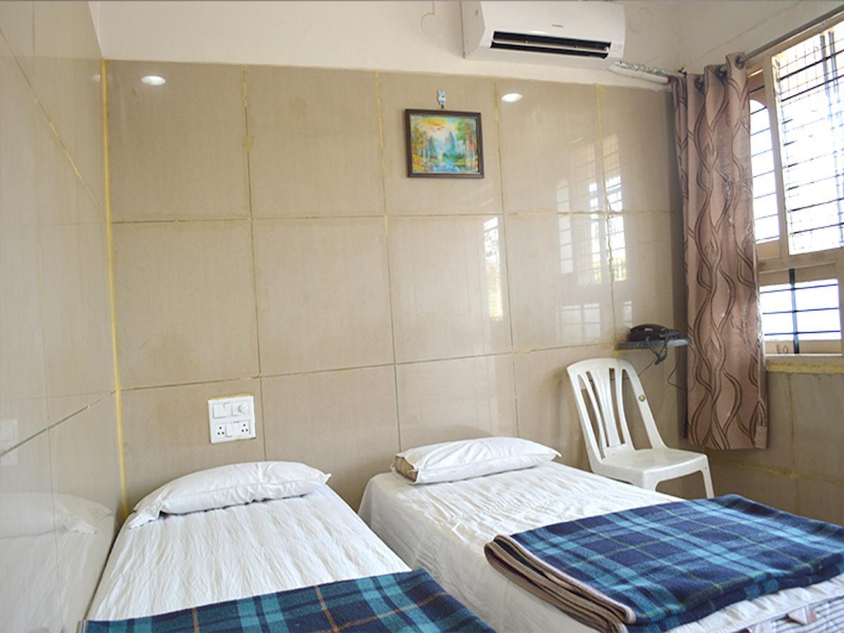 Mourya Deluxe A/C Lodge Chitradurga Exterior photo